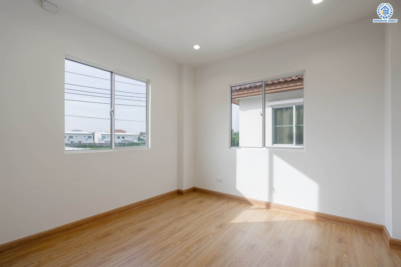 บ้านมือสองตกแต่งใหม่ ม.เดอะไพรเวซี่ ไพร์มเพลส รัตนาธิเบศร์-บางใหญ่ พื้นที่กว้างกว่า 39 ตร.ว. รองรับทุกความสุข ฟังก์ชัน 3 ห้องนอน 2 ห้องน้ำ จอดรถได้ 1 คัน บนทำเลเดินทางสะดวก เชื่อมต่อหลายเส้นทาง ใกล้รถไฟฟ้า "สถานีบางพลู"